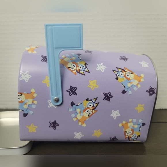 Bluey Valentines Day Mailbox Tin - Picture 3 of 6